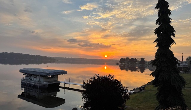 Charming updated 3-bedroom waterfront home on Lake George in Fremont IN with AC