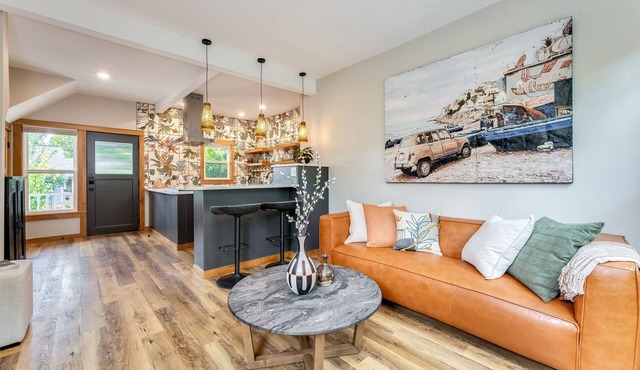 Charming Victorian 2 Bdrm Sellwood Apt Near Dining, Shopping & River Recreation