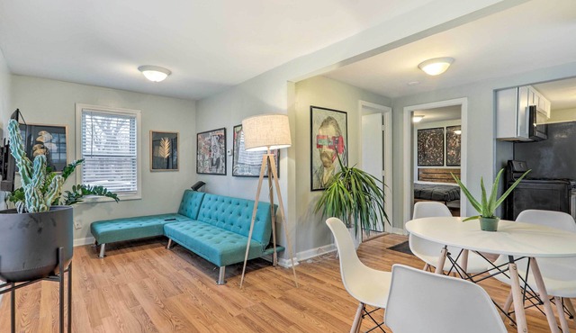 Charming Warwick Vacation Rental: Walk to Bay