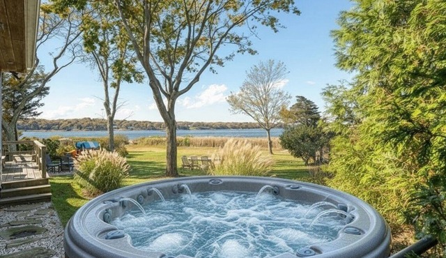 Charming Waterfront Escape: A Chic East Hampton Cottage with Private Beach,.