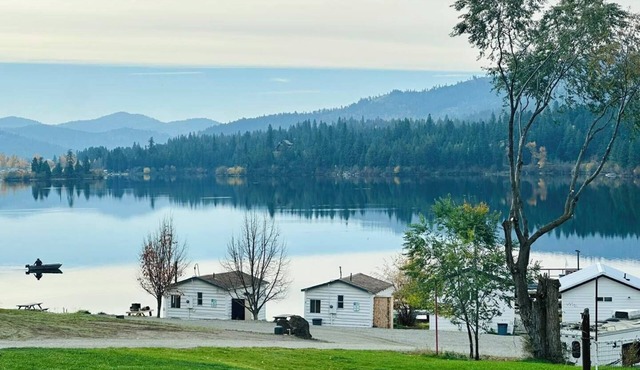 Charming Waterfront Cabin on the Lake at Tiffanys Resort on Curlew Lake