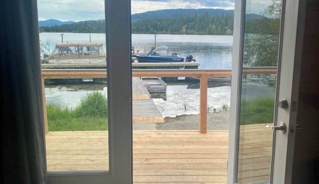 Charming Waterfront Cabin on the Lake at Tiffanys Resort on Curlew Lake in Republic