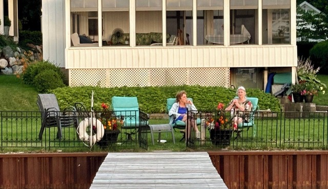 Charming waterfront cottage right on Lake Macatawa