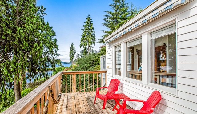 Charming waterfront escape with fast WiFi, furnished deck, & a full kitchen in Gig Harbor