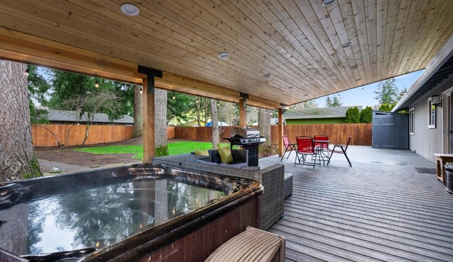Cheerful one level home with Hot Tub and Beautiful Yard