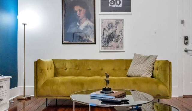 Chic Magazine St. Apt | King Bed, Balcony, Parking