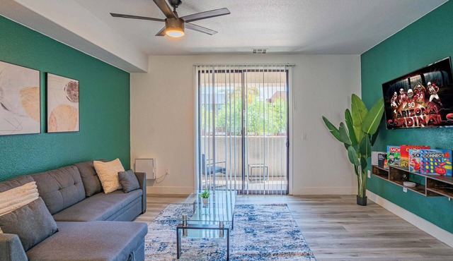 Chic Modern Stay, Pool, W/D, Gym, Walk to Westgate in Glendale