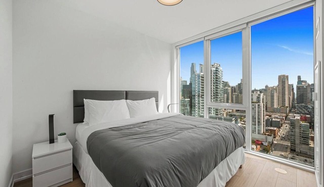 Chic River North Retreat: Luxe Suites, Stunning Views, Steps from Chicago Life!