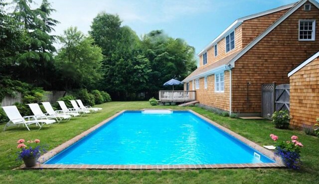 Chic Village Cape w/sparkling pool! Walk to boutiques & eateries, bike to ocean! in East Hampton