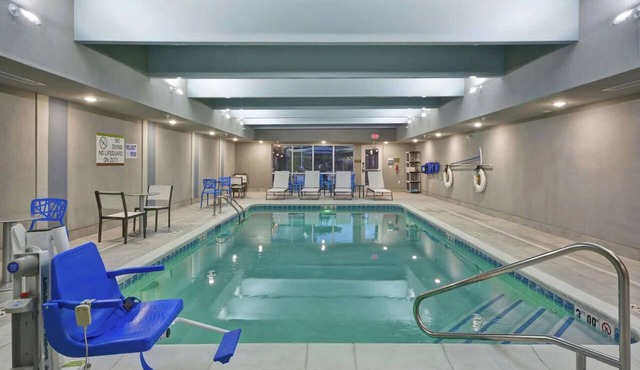 City Lights and Comfort Nights: Kitchenette, FREE Breakfast | Pets are Allowed!