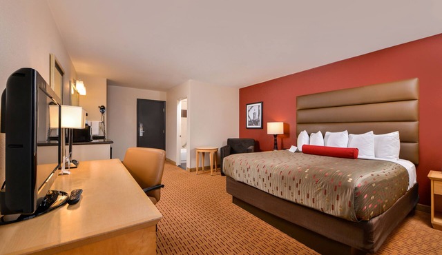 Clackamas Inn & Suites