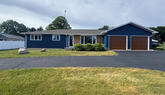 Clam Lake Access - sleeps 10. Close to Torch Lake. Between Bellaire and Alden