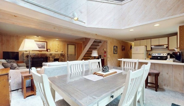 Classic, dog-friendly cabin in the woods w/private deck in West Dover