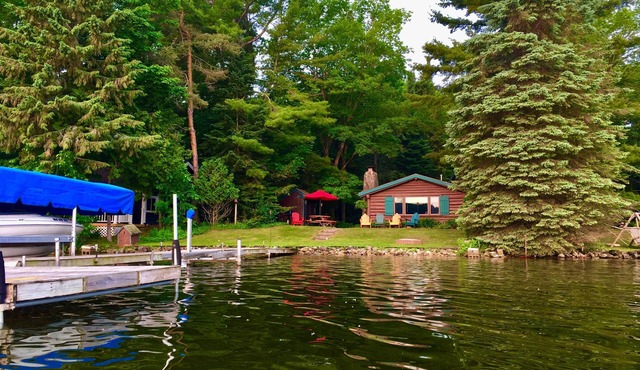 Classic Log Cabin on Beautiful Lake Charlevoix!