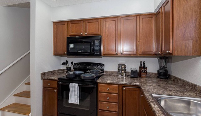 Clean and updated with a Hot Tub Minutes away from the new Bettendorf Waterpark