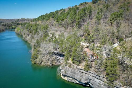 Cliffside Eureka Springs Cabin w/Beaver Lake View