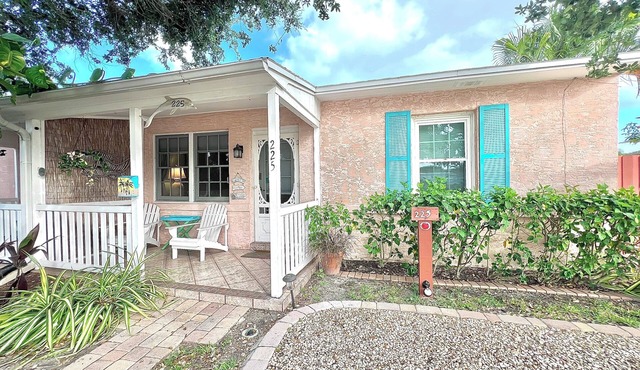 Coastal Cottage 225 - Walk to Beach, King Bed