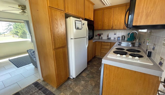 Coastal Getaway with beautiful Bay views, perfect for watching the sunset!