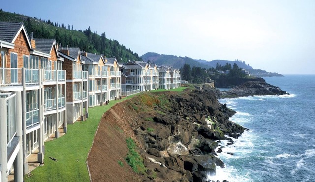 Coastal Oregon Retreat Near Whale Watching with Spacious 2BR Stay