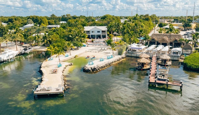 Coastal Suite w/Sunset Pool & Private Beach. Includes Free Bikes & Kayaks.