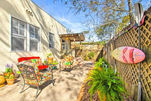 Colorful Pensacola Oasis: 1 Block to Bayview Park!