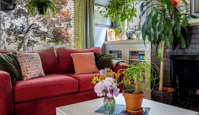 Colorful Roseway Bungalow - a classic Portland charmer in a sweet neighborhood