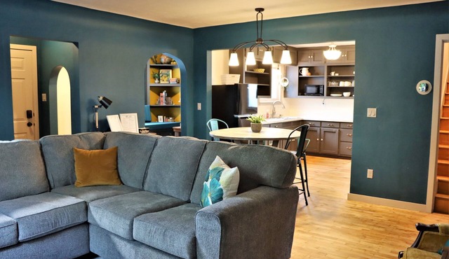 Columbia House. Unique, Comfortable Cape Cod Home. Pet friendly.