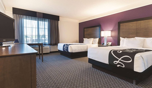 Comfortable Double Room at La Quinta Inns & Suites, Pool, Near Redlands Mesa