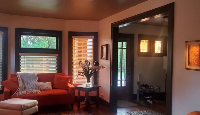 Comfortable Home Near Downtown Detroit - W Grand Blvd.