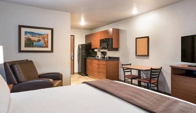 Comfortable Queen Bed Suite w/Recliner & Kitchenette Near Downtown Brookings
