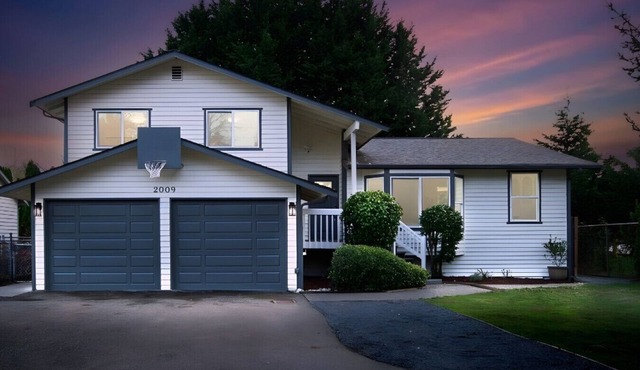 Comfortable & Spacious 4BR Upper Unit in Shoreline
