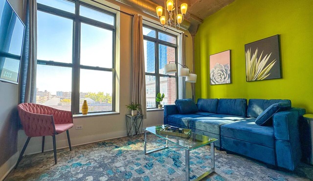 Comfy 2BR Family Haven with Skyline Views Near McCormick Place & Museums