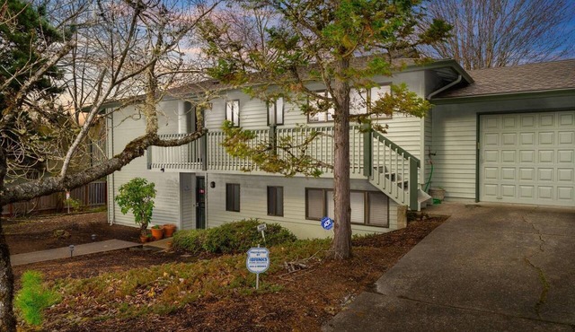 Comfy and Quiet Retreat, Next to Parks and Trails, Single Level Design, BBQ, 11 Miles to Portland