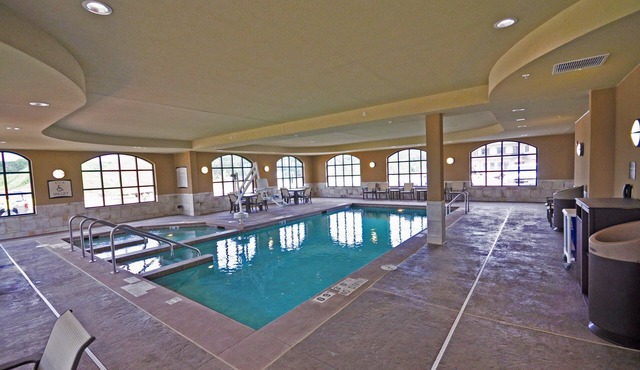 Comfy Suite | Free Breakfast, Free Wi-Fi, Indoor Pool and Hot Tub