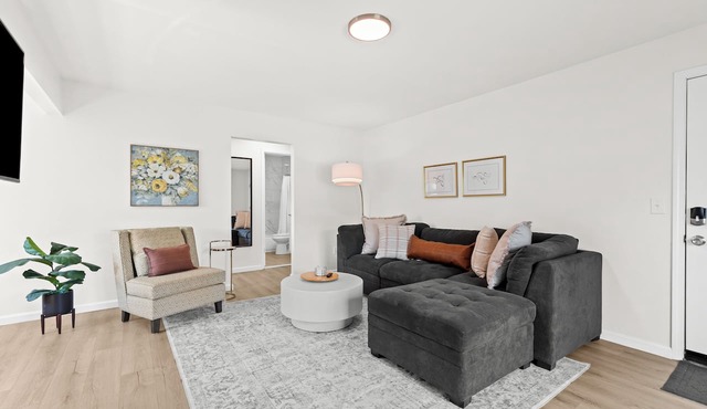 Contemporary 1BR, Fast WiFi, Pet-Friendly