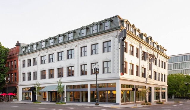 Conveniently To Excellent Transportation! Short Drive to Hawthorne District