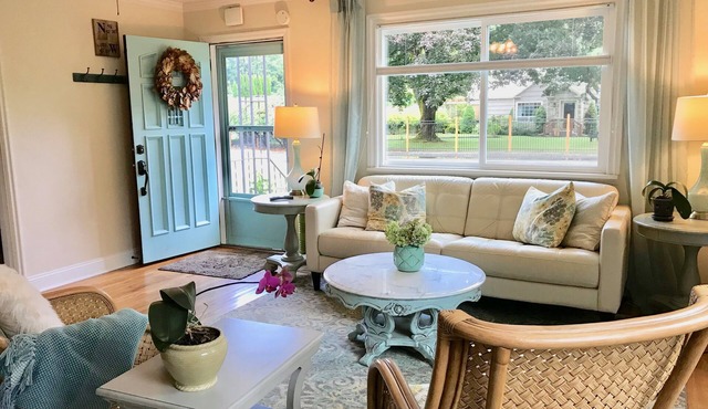 Cottage near Vancouver Lake! Cozy, Clean, & Comfortable w/new Pickleball Court!