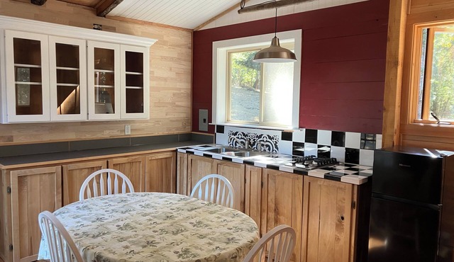 Country cabin just 15 minutes from Hayward. Open for NCAAs and Olympic Trials!