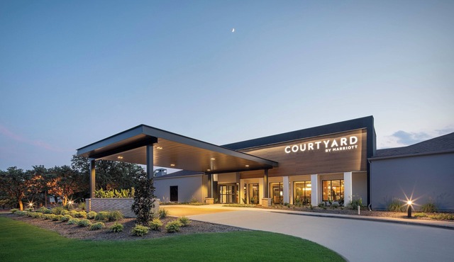 Courtyard by Marriott Addison Midway
