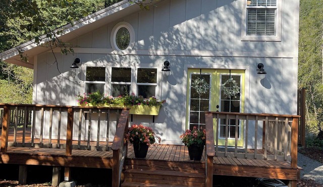 Cozy 1-bedroom riverfront cabin on the upper Washougal River