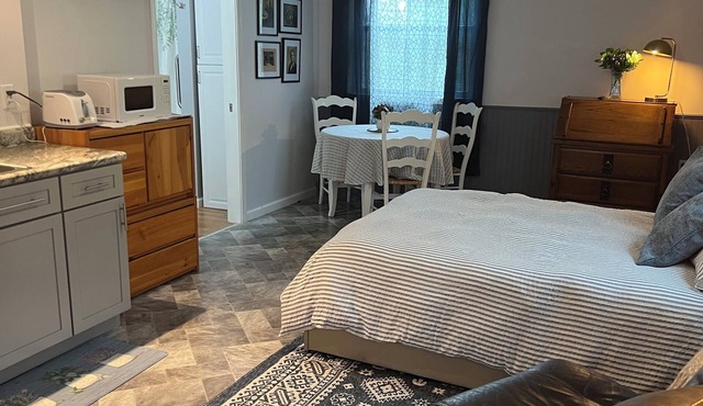 Cozy 1-bedroom studio in Charlevoix near Castle Farms, perfect for your getaway