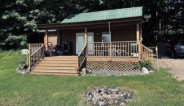 Cozy 2-bedroom cabin on Butternut Lake with WiFi, AC, and Lake Access