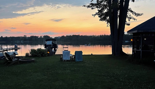 Cozy 2-bedroom house in charming Sturgis with Beautiful sunsets on the lake.