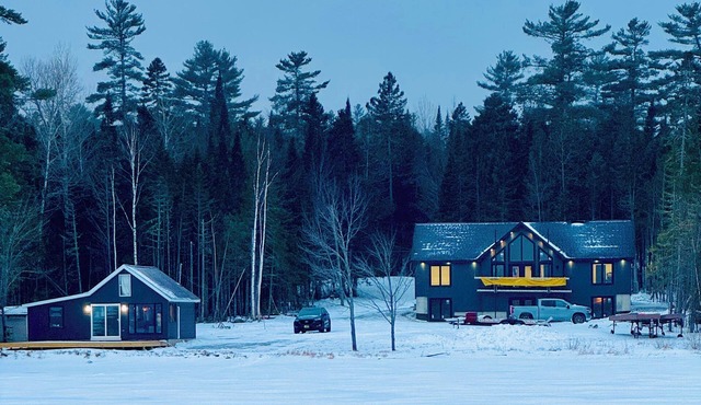 Cozy 2-bedroom lakeside cabin with direct trail access in Ashland
