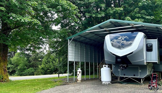 Cozy 2-bedroom mobile home in front of lake pleasant.