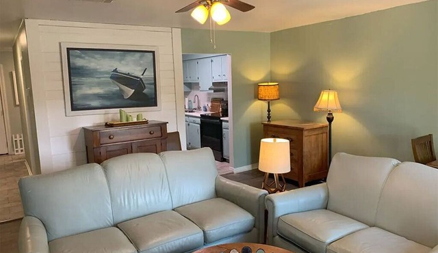 Cozy 2-bedroom townhome in enjoyable Diamondhead with AC, WiFi, and a great view
