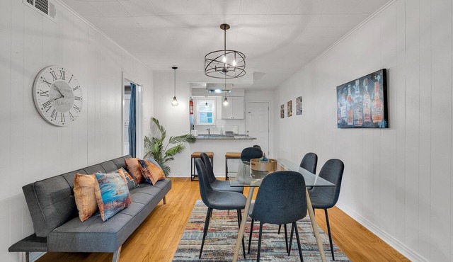 Cozy 2BR Gentilly home with parking. King + queen, 10 mins to French Quarter by car.