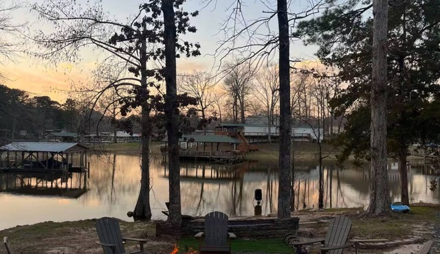 Cozy 3-bedroom cabin in Many. Beach, big bass and a breezey screened in porch.