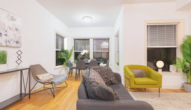 Cozy 3BR Hyde Park Oasis Near UChi, Shops & Dining