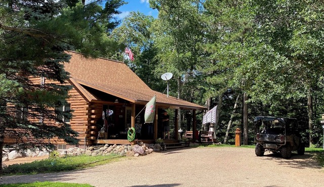 Cozy 4-bedroom cabin with AC and WiFi on 20 acres overlooking a private pond